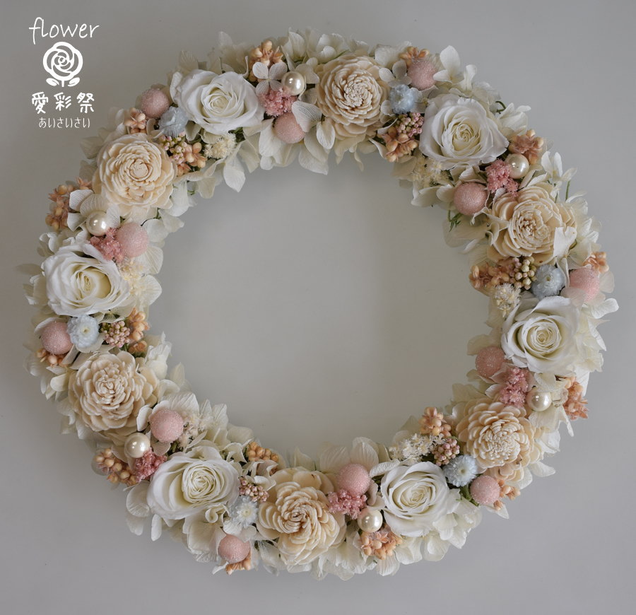 プリザーブドフラワーリース　白いバラ白いソーラーフラワー　ピンクと水色の小花で清楚な雰囲気（22cm）