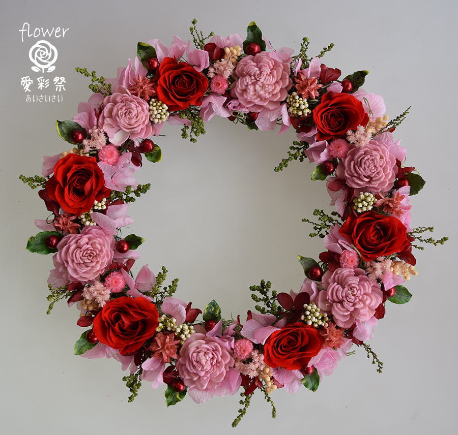 華やかな色合いのプリザーブドフラワーリース 赤いバラとピンクのソーラーーフラワー（24cm） | プリザーブドフラワーリース専門店|愛彩祭|送料無料
