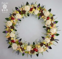 白いお花と木の実のカラフルなドライフラワーリース（34cm