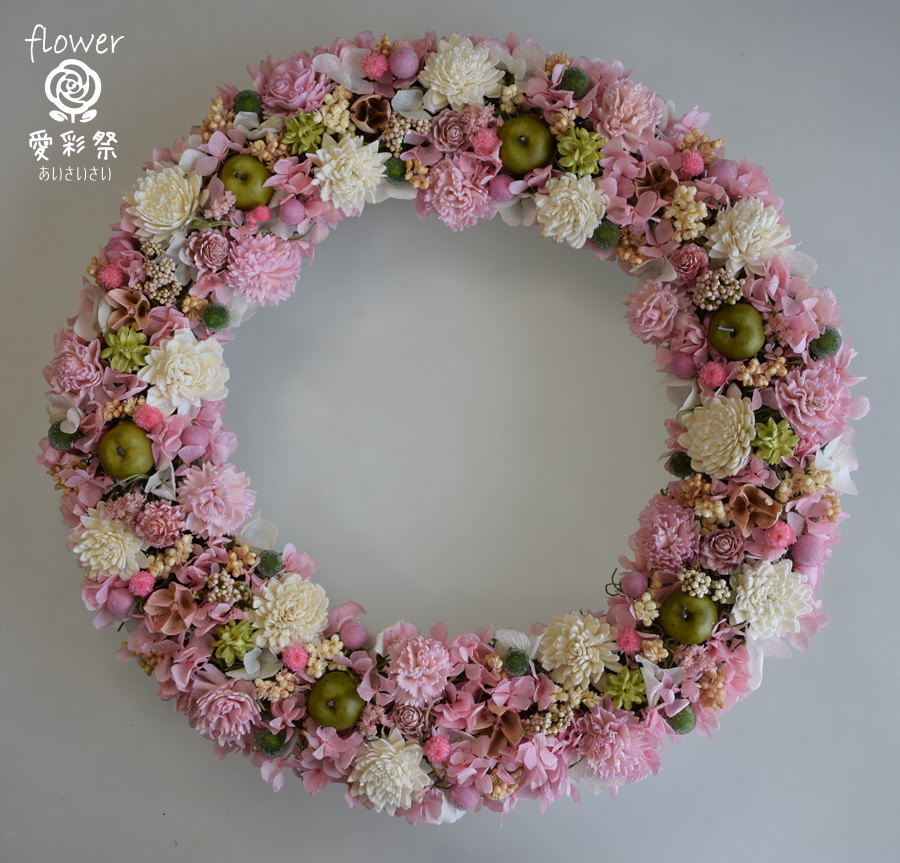 ドライフラワーリース ピンク・白のお花 緑色との相性もよくおしゃれな仕上がり（37cm） プリザーブドフラワーリース専門店|愛彩祭|送料無料