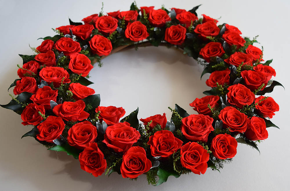 赤いバラがいっぱいのゴージャスなプリザーブドフラワーリース（41cm 