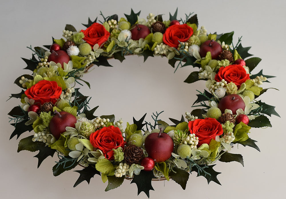 ヒイラギの葉のクリスマスリース　プリザーブドフラワーの赤いバラとリンゴ　（25cm）