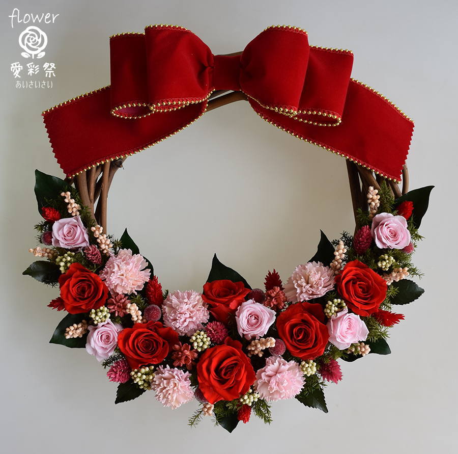 赤いバラのクリスマスリース プリザーブドフラワー 玄関 華やかな赤いバラ ピンクのバラ 赤いリボン（32cm） プリザーブドフラワー リース専門店|愛彩祭|送料無料