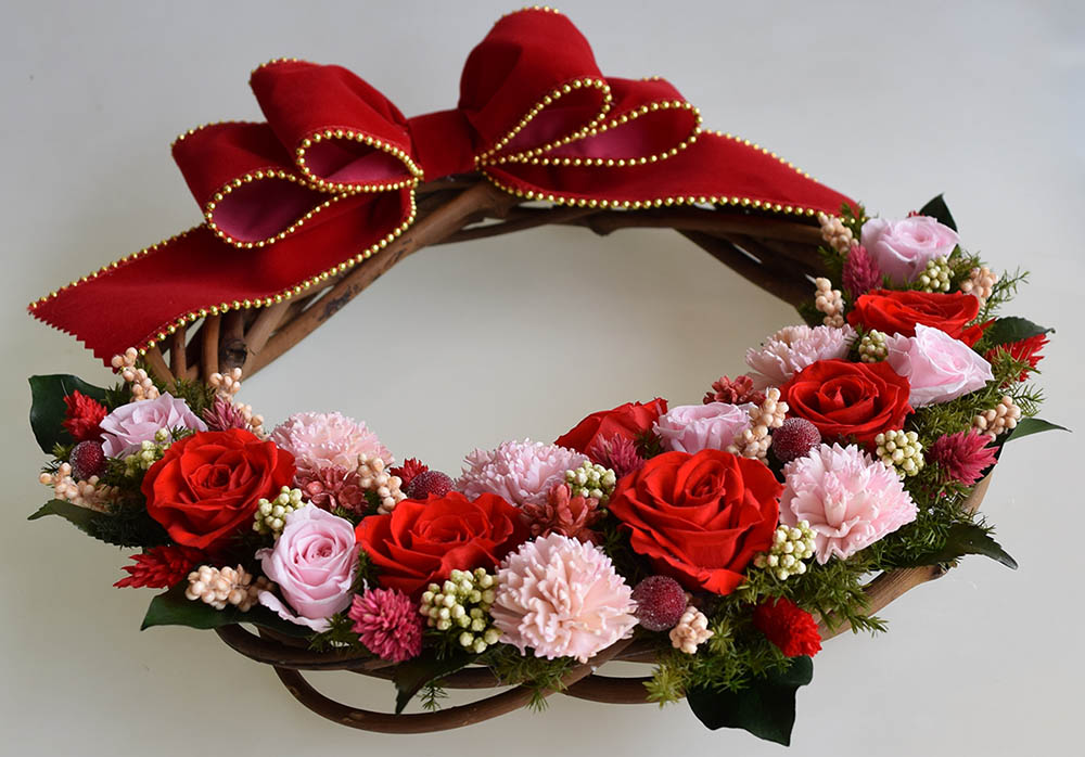 赤いバラのクリスマスリース　プリザーブドフラワー　玄関　華やかな赤いバラ　ピンクのバラ　赤いリボン（32cm）