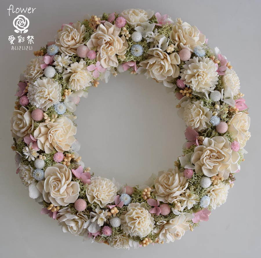 白いお花に淡いピンクとブルーのドライフラワーリース（27cm） プリザーブドフラワーリース専門店|愛彩祭|送料無料