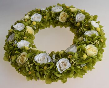 白いバラとグリーンのアジサイのプリザーブドフラワーリース（27cm）