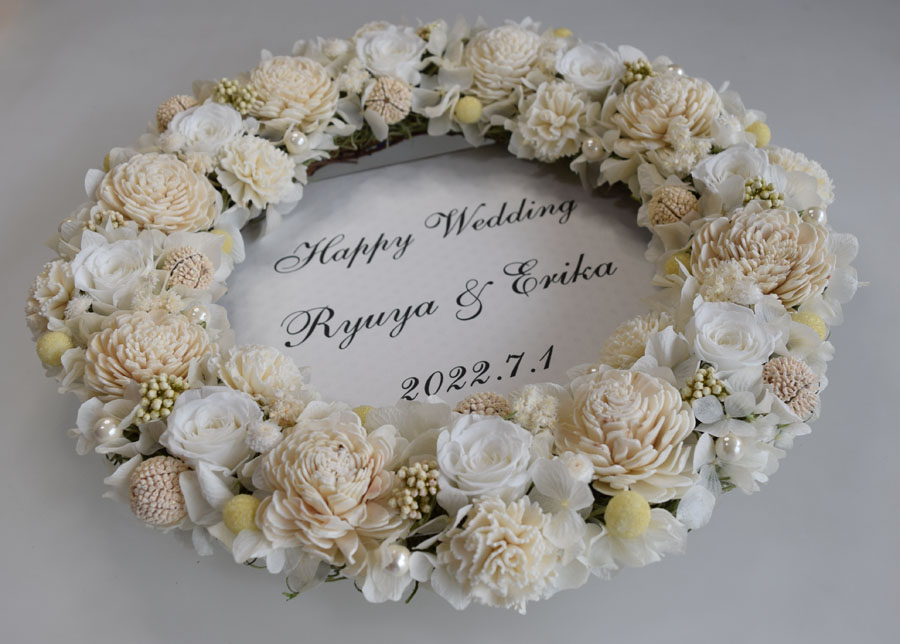 ウェルカムリース　ブライダルカラーの白　プリザーブドフラワーリース　白いバラと白いソーラーフラワー　結婚式　ウエディング（32cm）